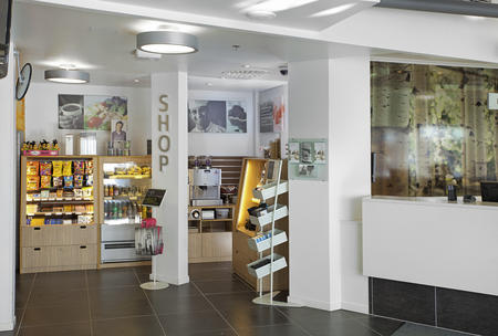 Rezeption und Hotelshop