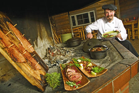  Essen am offenen Feuer, Loimulohi, Lachs am Lagerfeuer, Anttolanhovi