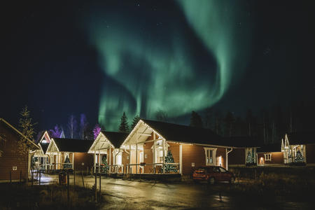 Classic Cottages in einer herbstlichen Polarlichtnacht