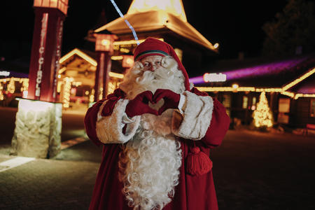 Der Weihnachtsmann heißt Sie willkommen (c) Visit Rovaniemi, Santa Claus Village