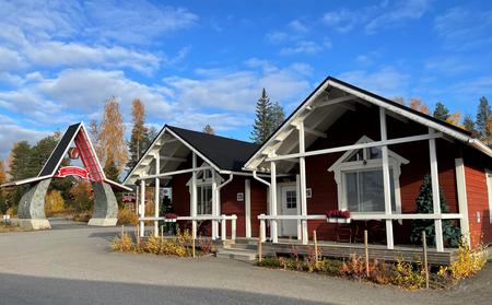 Die Ferienhäuser im Weihnachtsmanndorf (c) Visit Rovaniemi, Santa Claus Village
