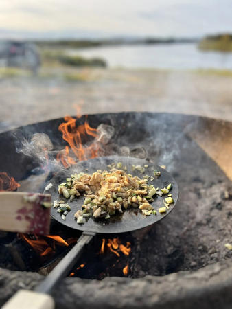 Lappisches Essen über dem Feuer (c) Soma Adventures