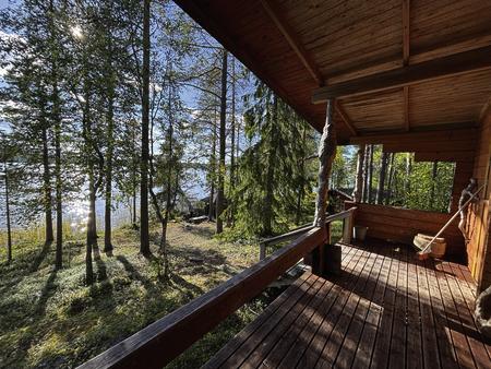 Die Hütte zur Übernachtung befindet sich mitten im Wald, fernab von jeglicher Zivilisation