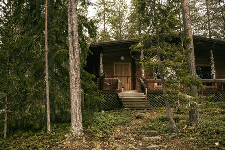 Eine Nacht verbringen Sie in einer rustikalen Wildnishütte ohne fließend Wasser und Strom
