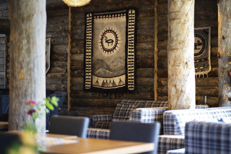 Gemütlicher Eingangsbereich im Wildnishotel Muotka