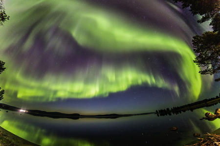 Polarlichter leuchten im Herbst besonders schön