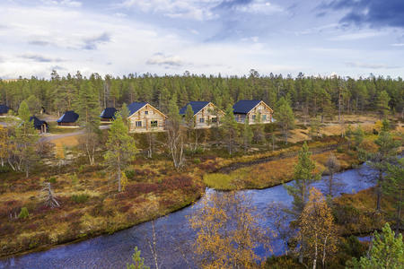 Das Wildnishotel Muotka liegt direkt am Fluss Kakslauttanen