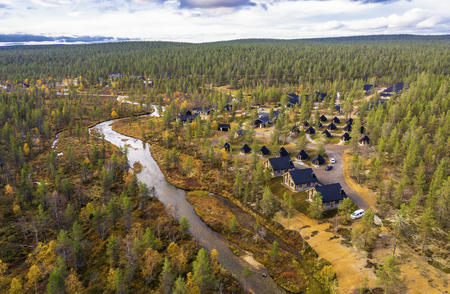 Luftaufnahme vom Wildnishotel Muotka