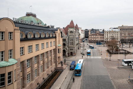 Der Busbahnhof liegt direkt vor der Tür