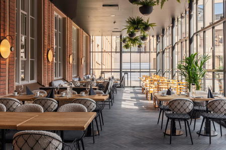 Restaurant mit innenliegender Terrasse