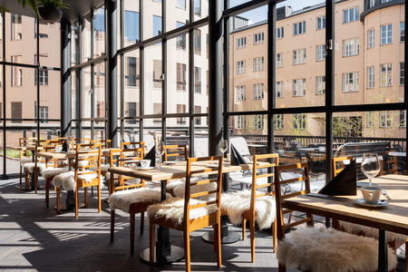 Restaurant mit innenliegender Terrasse