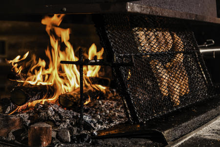 Geräucherter Lachs am offenen Feuer im Kotarestaurant