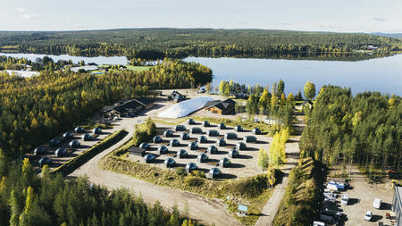 Arctic Snow Hotel Gelände im Herbst
