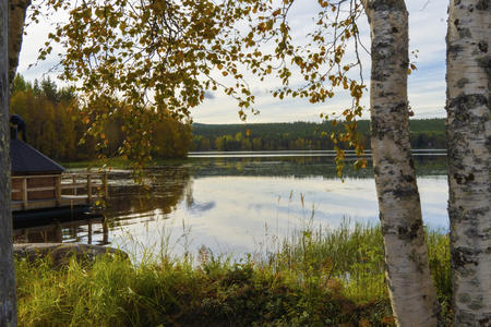 Der Lehtojärvi-See im Herbst