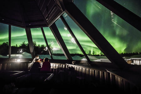 Blick auf die Polarlichter von der Sky Bar